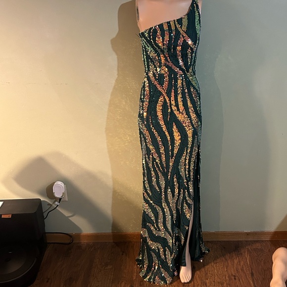 City Studios
Juniors' Sequin One-Shoulder Slit Gown NWT size 3/4 - Picture 5 of 11